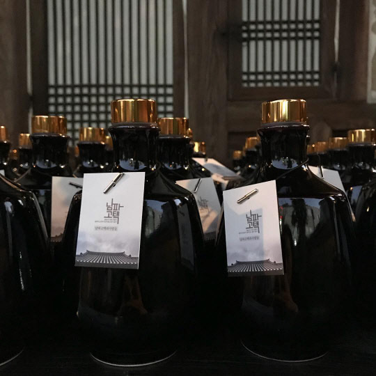 백화점업계가 프리미엄·노포·콜라보 등 특색있는 콘셉트를 내세운 추석선물세트를 출시하고 있다. 사진은 전남 유명 종가 남파고택의 200년 묵은 씨간장.  롯데쇼핑 제공